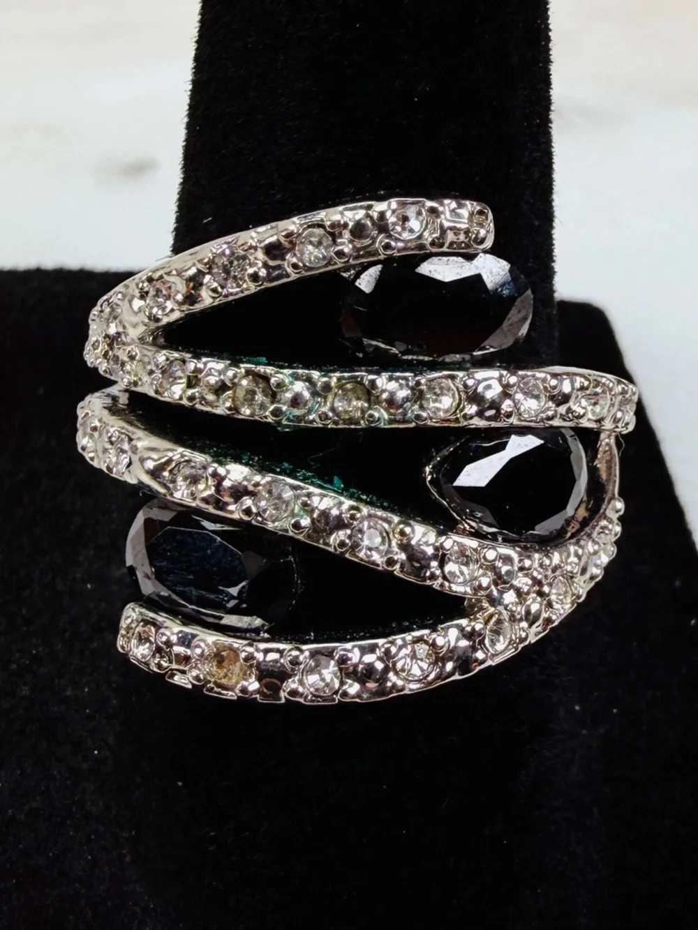 Beautiful silver tone and black bling wideband costume ring size 7